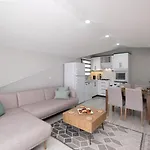 Roombnb Aparthotel 3*